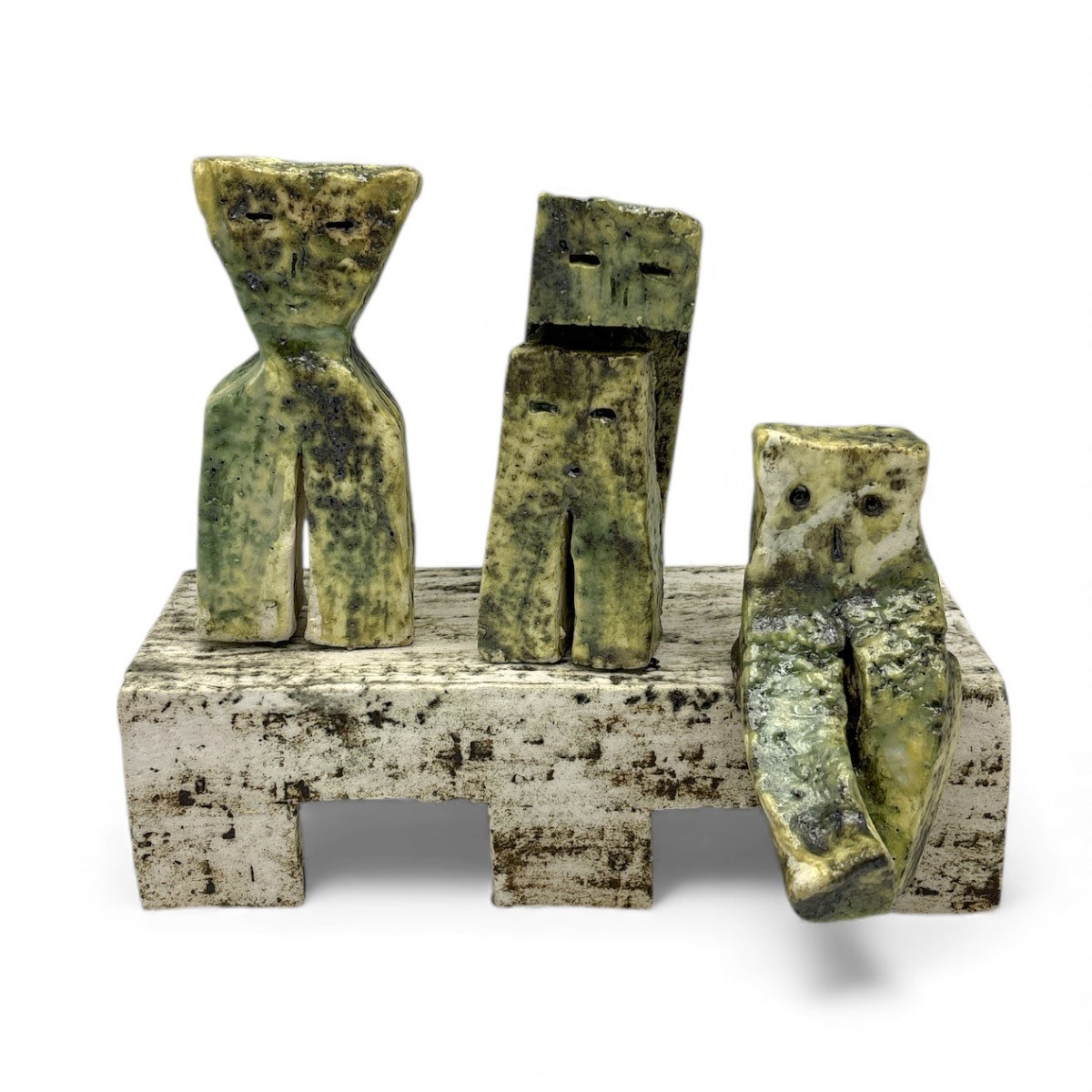 Colja de Roo + 4 figuurtjes op bank, glazuur en oxides